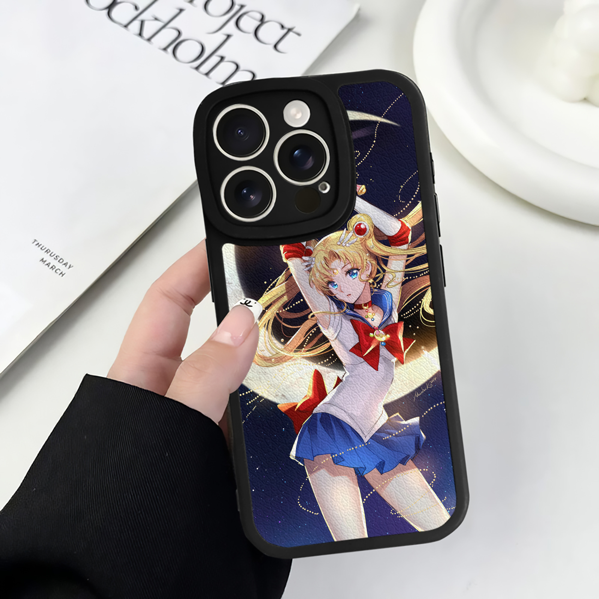 （画像用） 美少女戦士セーラームーン Sailor Moon 【iPhone 16シリーズ対応】シリコンスマホケース（レザー調） 材質：シリコン